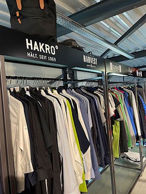 Showroom Ausstellungsraum Sortiment Textilien Werbeartikel Give-Aways Kataloge HAKRO SICHTBAR Beschriftung Belp