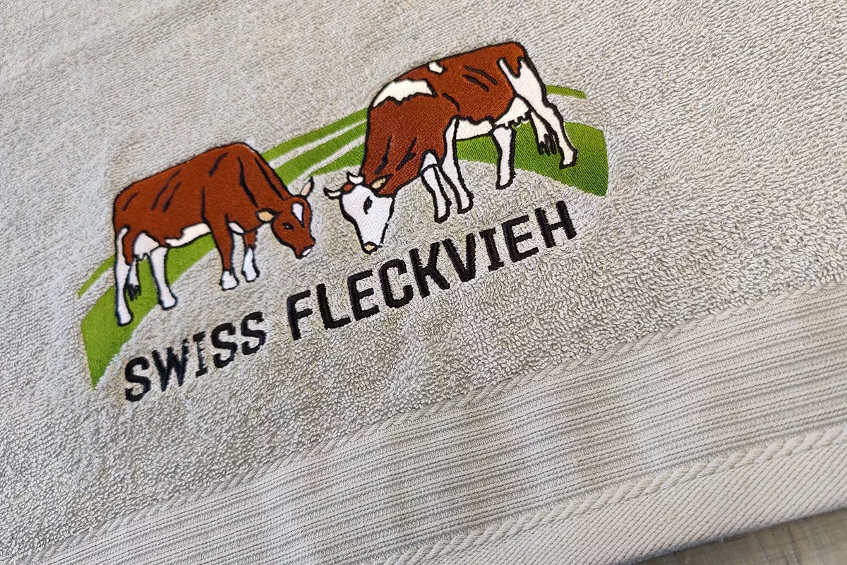 Textilveredelung Stickerei Badetuch Handtuch Swiss Fleckvieh Referenzen SICHTBAR Beschriftung Belp