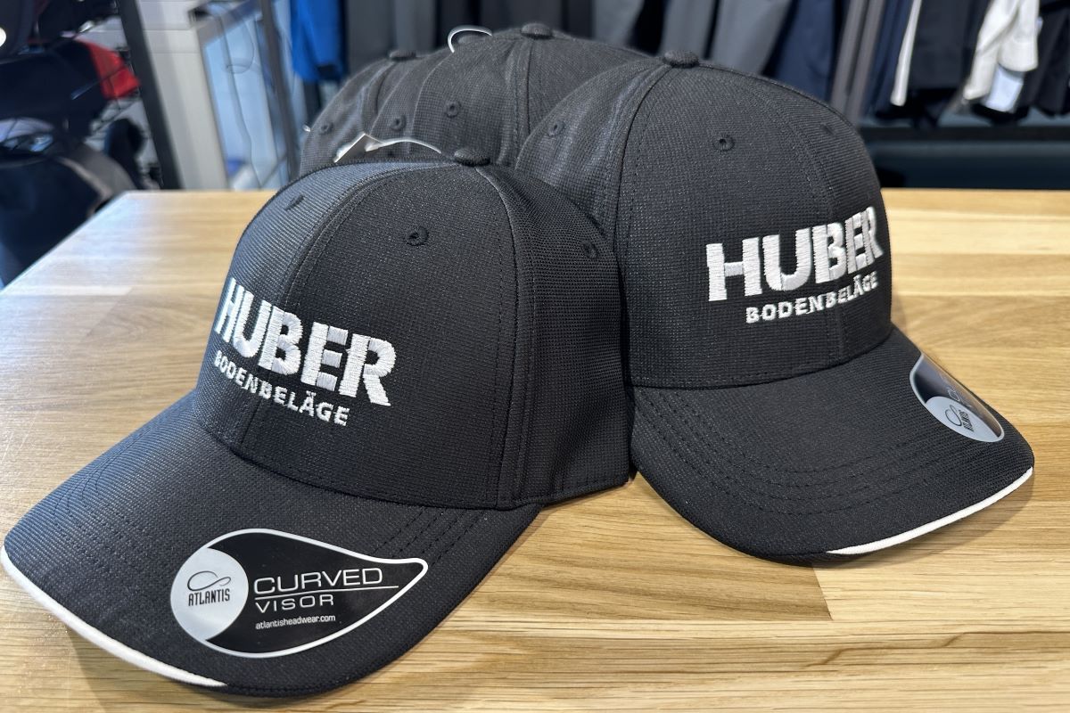 Textilveredelung Stickerei Caps HUBER Bodenbeläge Referenzen SICHTBAR Beschriftung Belp