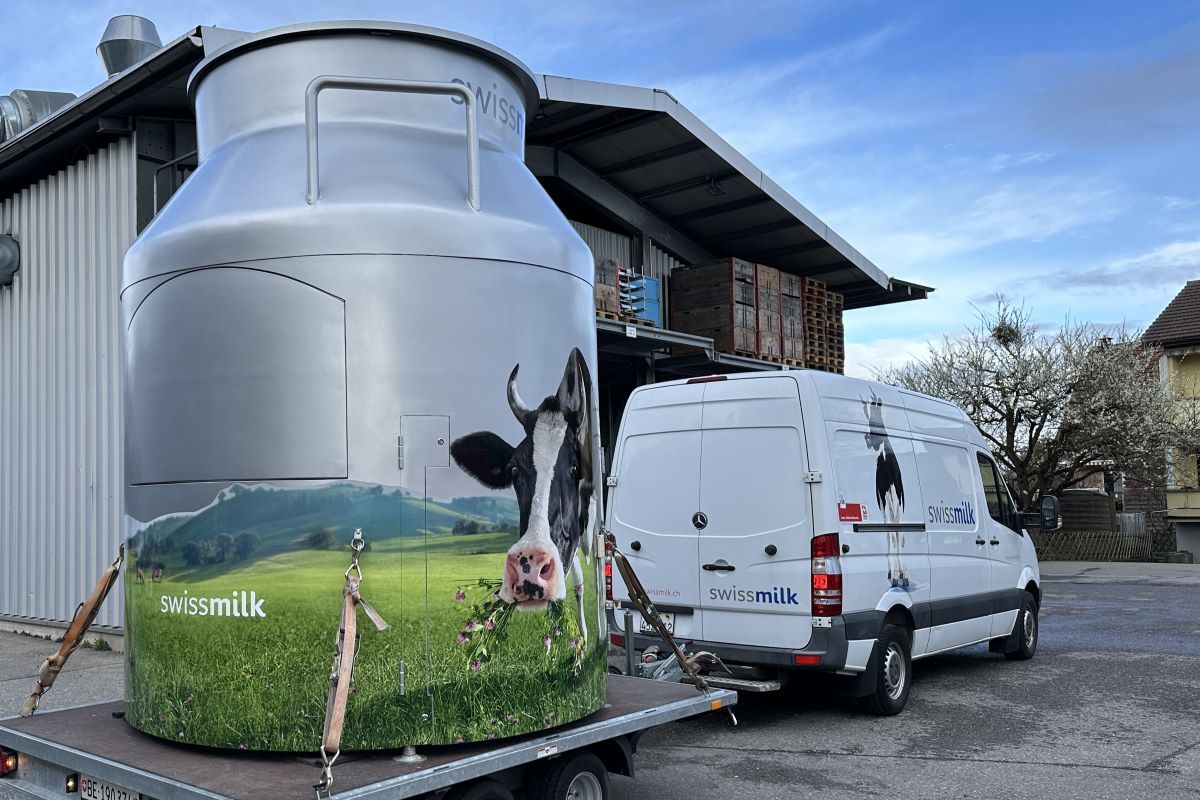 Referenzen Fahrzeugbeschriftung Milchkanne swissmilk Volldruck SICHTBAR Beschriftung Belp