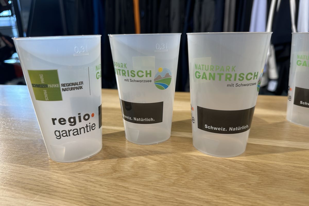 Trinkbecher Aufdruck Naturpark Gantrisch Referenzen SICHTBAR Beschriftung Belp